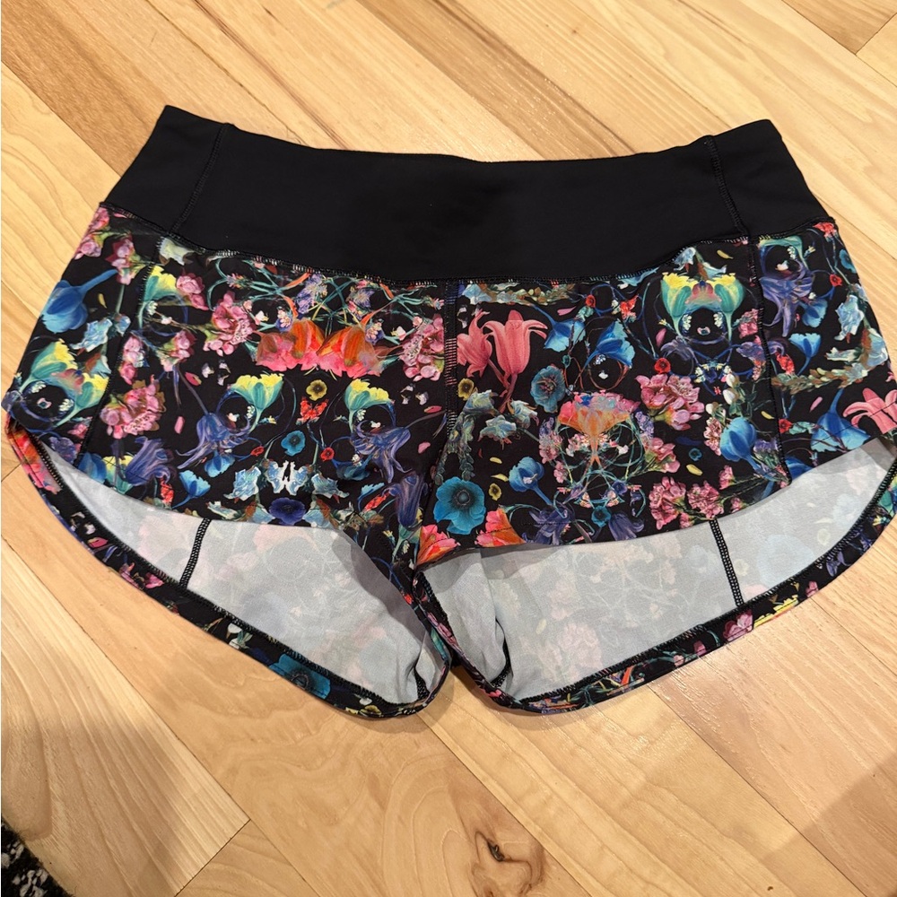 Lululemon Speed Up Short 2.5" Flowerscope Black Multi/Black. Size 2!